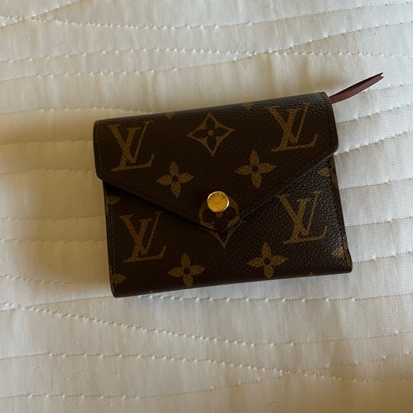 Beautiful, Excellent Condition Louis Vuitton Victorine Wallet. Classic monogram - Picture 5 of 13